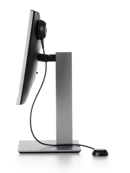 Laptop AOP negro pegado a la pantalla del ordenador